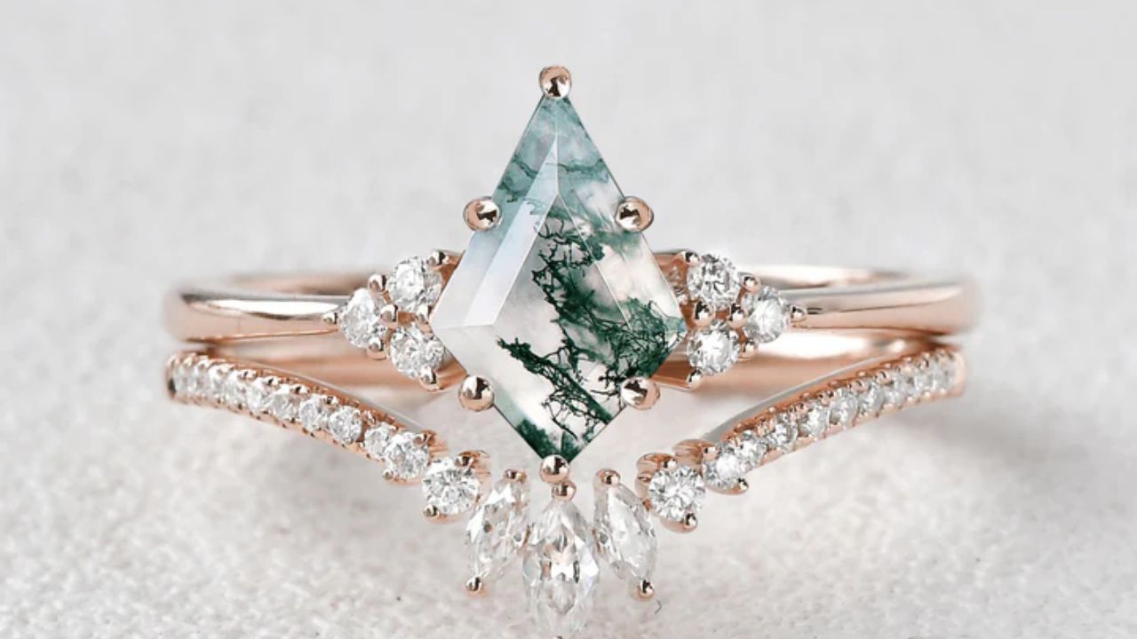 Stylish and Unique: How to Wear Moss Agate Rings?